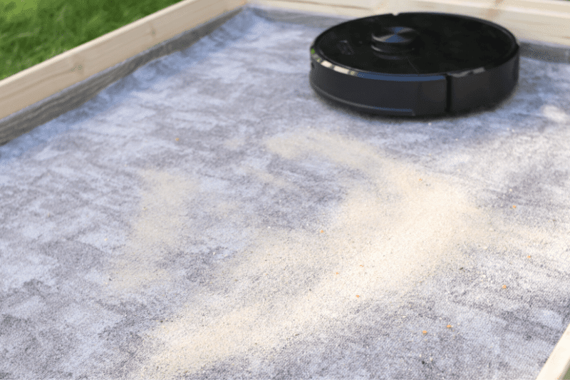 Испытание Roborock S6 на всасывание песка на ковре с коротким ворсом.